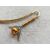 Közelkép egy HARRY POTTER ARANYCIKÉS (Golden Snitch) fém könyvjelzőről. Részletes felvétel a szárnyas aranygömb charmról.