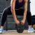 Nő guggolásokat végez Rebel Active kettlebell-lel edzéshez