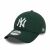 Szögletes elölnézet egy zöld New York Yankees New Era 9TWENTY sapkáról