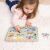 Gyerek játszik a Melissa & Doug Állatkerti hangos puzzle-val