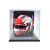 Edicola 1:5 méretarányú Charles Leclerc 2020-as Ferrari F1 sisak modellje átlátszó vitrinben.