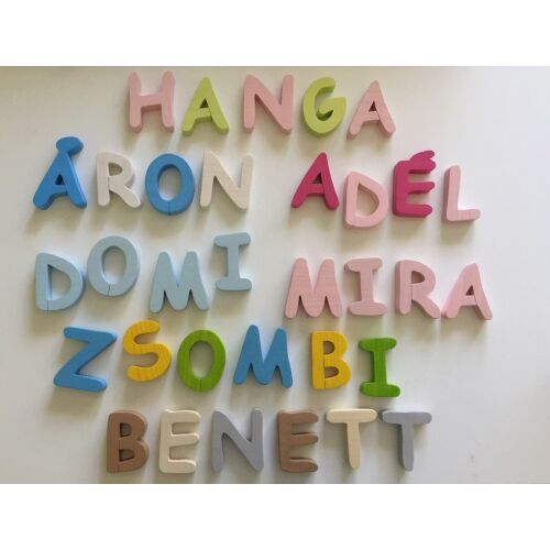 Gabeliz ABC fa betűk, Hanga, Áron, Adél, Domi, Mira, Zsombi, Benett nevek kirakva - Dekorációs betű