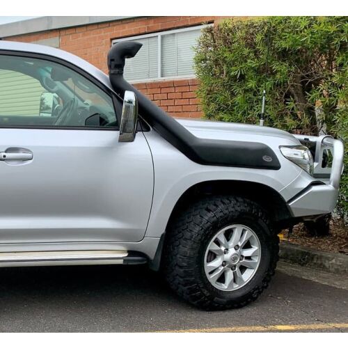 Felszerelt SNAKEMAN 4WD snorkel egy ezüst Toyota Land Cruiser 200-on, emelt légbeömlő - Karosszéria elem