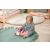 Kislány játszik a BABY born Interactive Rosie babával, gondozó játékbaba