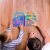 Gyermek a Magic Water Book-ot használja felnőtt felügyelete mellett