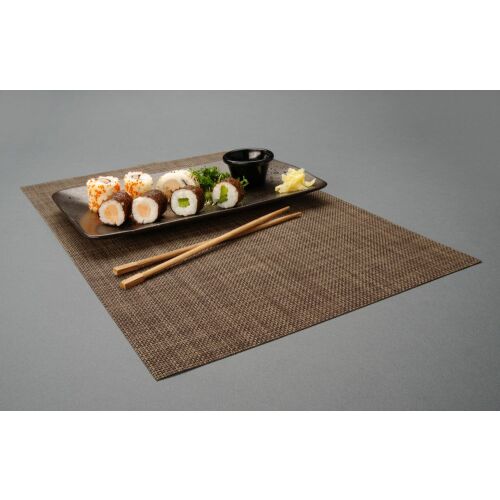Barna szőtt tányéralátét sushi tányérral és pálcikákkal, dekoratív asztali beállítás - Tányéralátét
