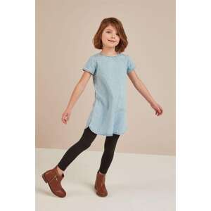 Fată purtând o rochie din denim albastru deschis cu strasuri, mâneci scurte și decolteu rotund. Rochia este până la genunchi și are o croială lejeră. - Next