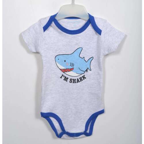 Baby-Body mit einem blauen Hai-Druck und dem Text 'I'm Shark' auf grauem Hintergrund