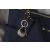 Közelkép a Táska medál/kulcstartóról egy kék Michael Kors táskán