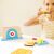 Gyerek úgy tesz, mintha pirítóst enne a Melissa & Doug fa kenyérpirító szettből
