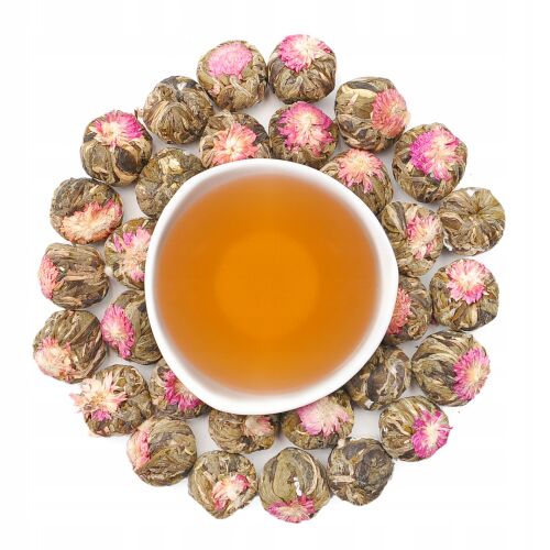Licsi Virágzó Tea üvegpohárban teagolyókkal körülvéve - Virágzó tea
