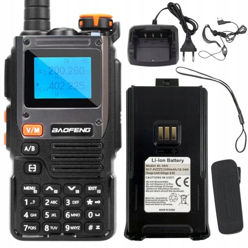 Baofeng UV-K61 Pro walkie-talkie tartozékokkal, beleértve az akkumulátort, töltőt és fülhallgatót. Ideális nagy hatótávolságú kommunikációhoz. 