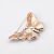 Hátulnézet a PINETS kék pillangó brossról, látható a tű