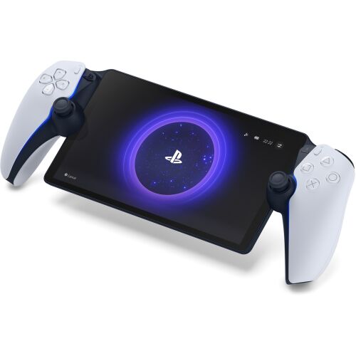 Szögletes nézet a Sony PlayStation Portal Remote Player-ről, bemutatva az ergonomikus kialakítást és a képernyő részleteit. - Játékkonzol kiegészítő