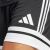 Közelkép az Adidas Squadra 25 fekete foci rövidnadrág logójáról