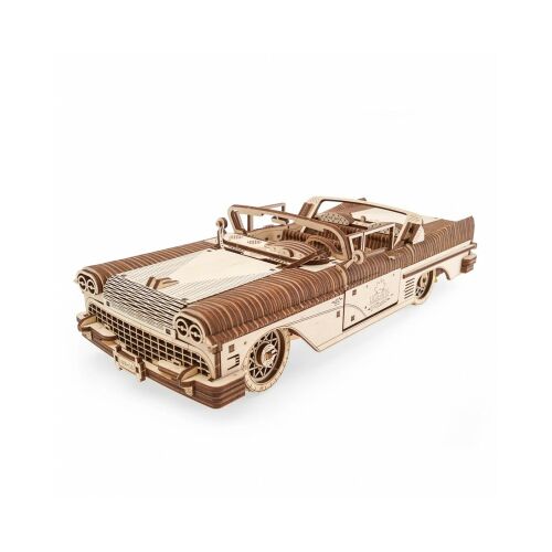 Ugears Dream Cabriolet VM-05 3D fa puzzle, összeszerelt modell fehér háttéren - 3D puzzle