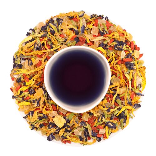 Csésze lefőzött kék Mangós Kék Tangó Gyümölcstea szálas tea összetevőkkel - Gyümölcstea