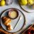 Fa mézeskanál tányéron croissant-nal és mézzel, lifestyle fotó