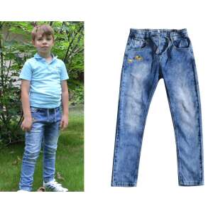 LOSAN Chłopięce Dżinsy z Gumką w Pasie 18-24 Miesięcy (92 cm) - Kolaż przedstawiający dżinsy na chłopcu i płaskie ułożenie dżinsów - Baba & Tipegő