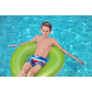Junge entspannt sich in einem grünen Bestway Schwimmring in einem Pool - Schwimmreifen