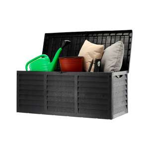 Cutie de depozitare GardenLine de 320 litri cu capacul deschis, arătând spațiul interior și articolele de exemplu - Cutii de depozitare pentru grădină