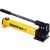 ENERPAC P392 hidraulikus kézi szivattyú fehér háttérrel, szögben