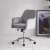 Szürke forgószék kerekekkel, állítható magassággal otthoni irodában