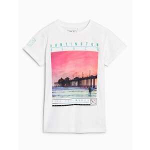Weißes T-Shirt mit kurzen Ärmeln für Jungen mit einem gedruckten Bild vom Huntington Beach Pier und einem Surfer, dem Text 'Find the waves' und einem Logo - Next