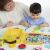 Gyerek és felnőtt játszik Play-Doh Disney Mickey Egér Klubház játékkészlettel.