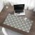 Grafikus íróasztal szőnyeg retro geometrikus mintával fa asztalon laptoppal és egérrel