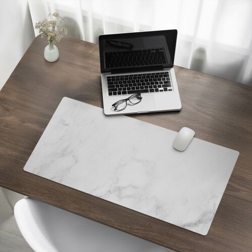 Marble Veins asztali alátét grafikusoknak fa asztalon, laptoppal és egérrel - Egérpad