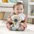 Baba tartja a Fisher-Price utazó koala zenélő játékot