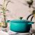 Le Creuset türkiz öntöttvas edény esztétikus konyhai környezetben
