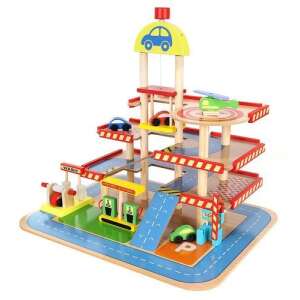 Fából készült nagy parkoló lifttel