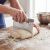 Tészta vágása a Baker's Secret tésztavágóval fa felületen