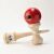 Ozora Kendama oldalnézet, piros labda és fa nyél, ügyességi játék gyerekeknek és felnőtteknek