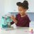 Gyermek Play-Doh kávézóval játszik, Play-Doh desszerteket készít