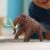 Schleich Mammut játékfigura használat közben, gyermek játszik a Schleich Mammuttal.