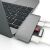 Satechi USB-C Hub használat közben laptoppal, USB eszközök és SD kártya csatlakoztatása