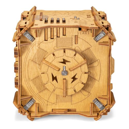 Tesla Box ördöglakat - elölnézet a fa mechanikus puzzle dobozról - Logikai játék