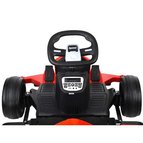 A piros elektromos gokart kormánykerék és vezérlőpultjának közeli képe