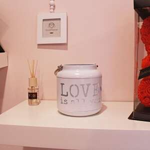 Fehér fém mécsestartó 'LOVE is all you need' felirattal, tökéletes otthoni dekorációhoz - Mécsestartó