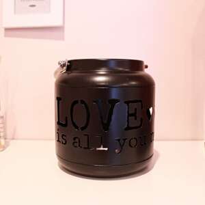 Fekete fém mécsestartó "LOVE is all you need" felirattal, ideális tea- vagy kis gyertyákhoz - Mécsestartó