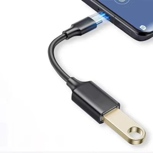 USB-A - USB-C adapter csatlakoztatva okostelefonhoz töltéshez és adatátvitelhez - USB átalakító