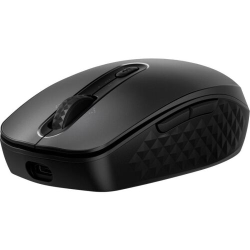 HP 695 Újratölthető Bluetooth Optikai Egér, ferde nézet, fekete texturált oldalakkal és USB-C porttal, görgővel - Egér