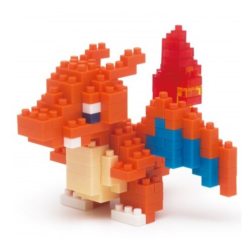 Bandai Namco Games Nanoblock Pokémon Charizard NBPM008 építőfigura fehér háttéren, dőlt nézet - Játék