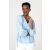 Elölnézet egy rövid sötét hajú modellről, aki a világoskék Kora blúzt viseli 34-es méretben, megmutatva a V-nyakát és az állítható derékrészletet.
