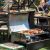kotarbau xFire gyújtók grillsütő mellett készülő étellel, családi grillezés kotarbau gyújtósokkal a könnyű begyújtáshoz