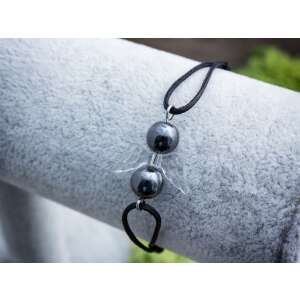 Közelkép a Szeretettel hematit angyal karkötőről - Nőknek