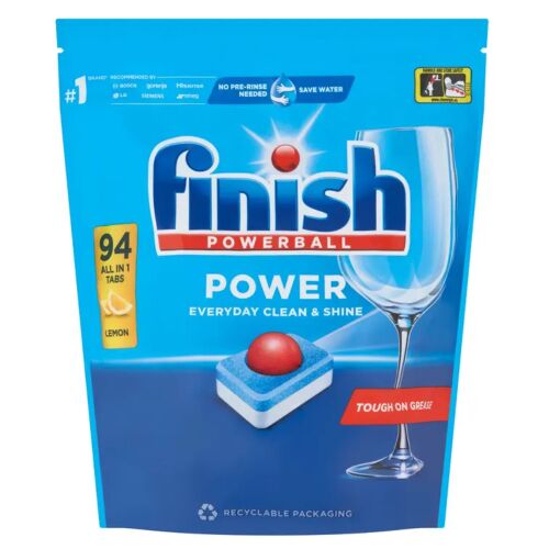 Finish Power Lemon 94 darabos All-in-1 Powerball mosogatógép tabletta kék-fehér csomagolásban, egy tablettát és egy tiszta borospoharat ábrázolva, mindennapi tisztaságra és ragyogásra tervezve, zsír ellen hatékony, újrahasznosítható csomagolással - Mosogatógép tabletta
